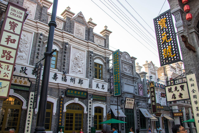 推開穿越時(shí)光之門,體驗(yàn)建業(yè)華誼兄弟電影小鎮(zhèn)造夢(mèng)之旅。